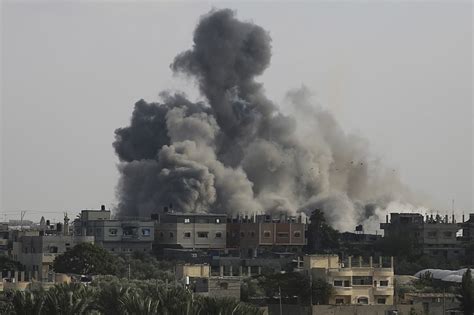 Israel pounds Gaza neighborhoods, as people scramble for safety in sealed-off territory